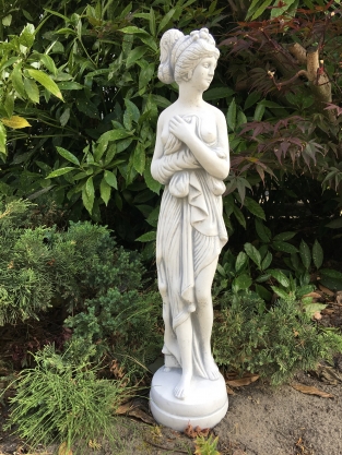 Wunderschöne, weiße Steinstatue einer erotisch gekleideten, stehenden Dame, super schön für den Garten!